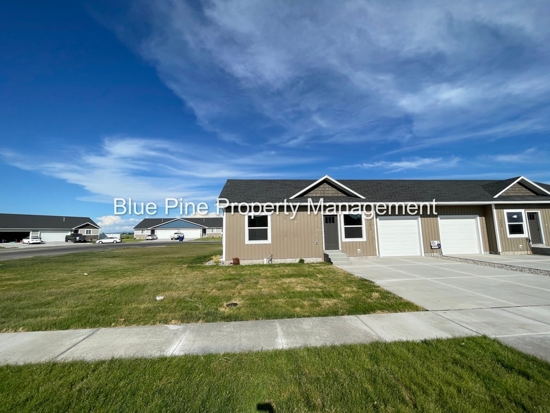 5844 Wildrose Ave in Ammon, ID - Building Photo