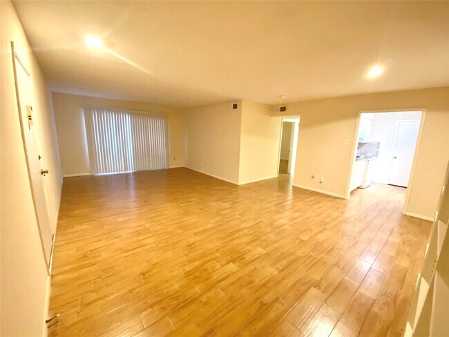 7575 Katy Fwy in Houston, TX - Building Photo - Building Photo