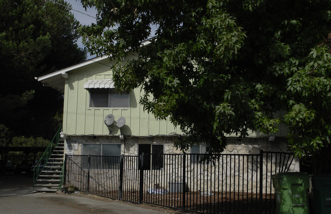 1084 Hazel in Hayward, CA - Foto de edificio - Building Photo