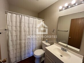 1216 Wolf Run Ct in Anderson, IN - Building Photo - Building Photo