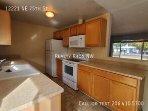 12221 NE 75th St in Kirkland, WA - Building Photo - Building Photo