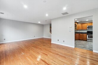 11 Droyers Pointe Blvd in Jersey City, NJ - Building Photo - Building Photo