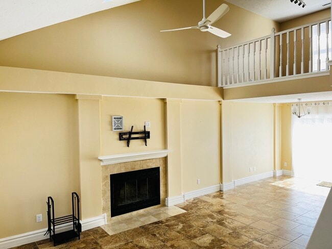 9240 Crossing Dr in Fishers, IN - Foto de edificio - Building Photo