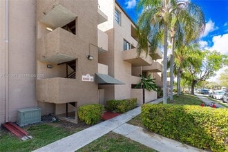 10500 SW 108th Ave in Miami, FL - Building Photo - Building Photo
