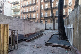 250 E 82nd St in New York, NY - Building Photo - Building Photo