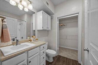 12345 Lamplight Village Ave, Unit 0235 in Austin, TX - Foto de edificio - Building Photo