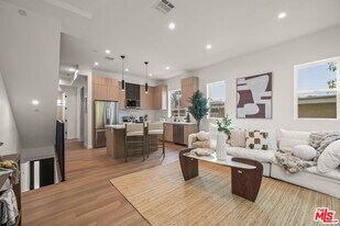 257 1/2 S Park View St in Los Angeles, CA - Building Photo