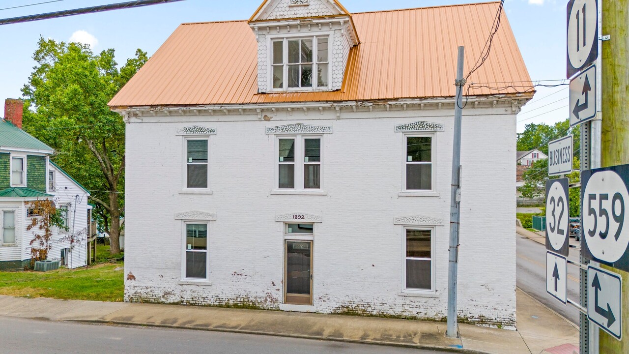 200 E Water St in Flemingsburg, KY - Building Photo