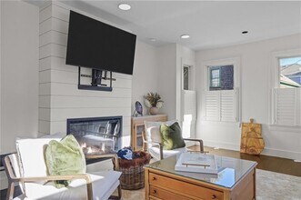 8 Cross St in Newport, RI - Foto de edificio - Building Photo