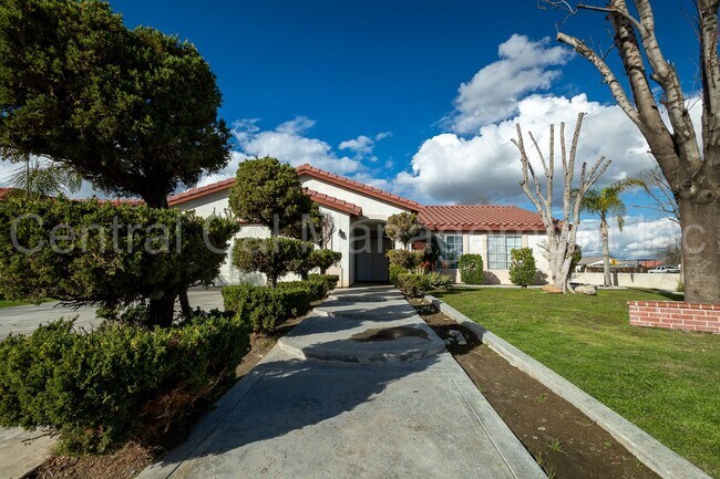 900 Lost Trail Way in Bakersfield, CA - Foto de edificio - Building Photo