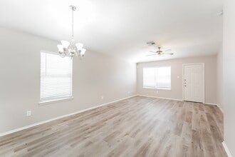 8215 Radial Ct in Rosharon, TX - Foto de edificio - Building Photo