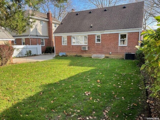 46 Beechwood Ln in North New Hyde Park, NY - Building Photo - Building Photo