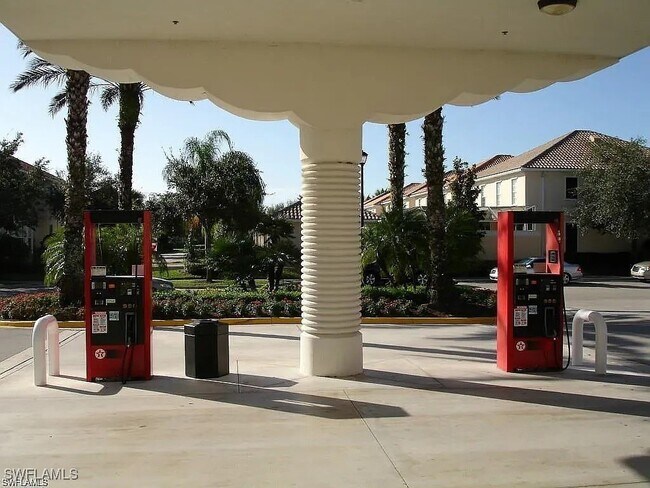 6250 Towncenter Cir in Naples, FL - Building Photo - Building Photo