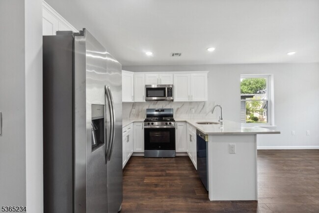 889 S 17th St in Newark, NJ - Building Photo - Building Photo