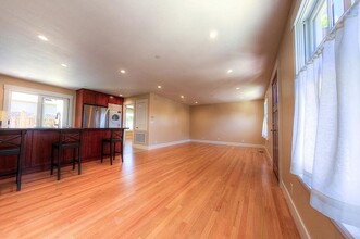 1106 Clinton St in Redwood City, CA - Building Photo - Interior Photo