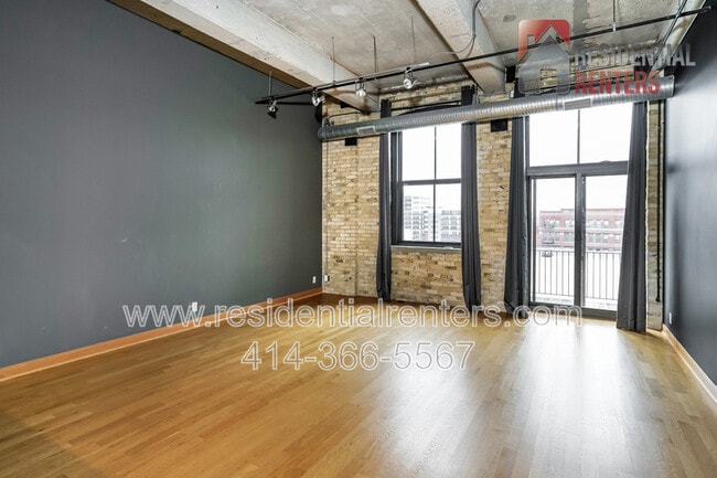 239 E Chicago St in Milwaukee, WI - Building Photo - Building Photo