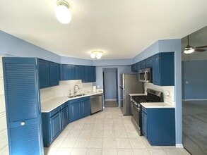 13 Willow Pkwy in Buffalo Grove, IL - Building Photo - Building Photo