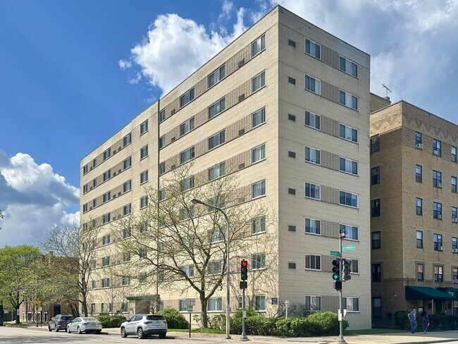 1400 Chicago Ave, Unit 804 in Evanston, IL - Building Photo - Building Photo