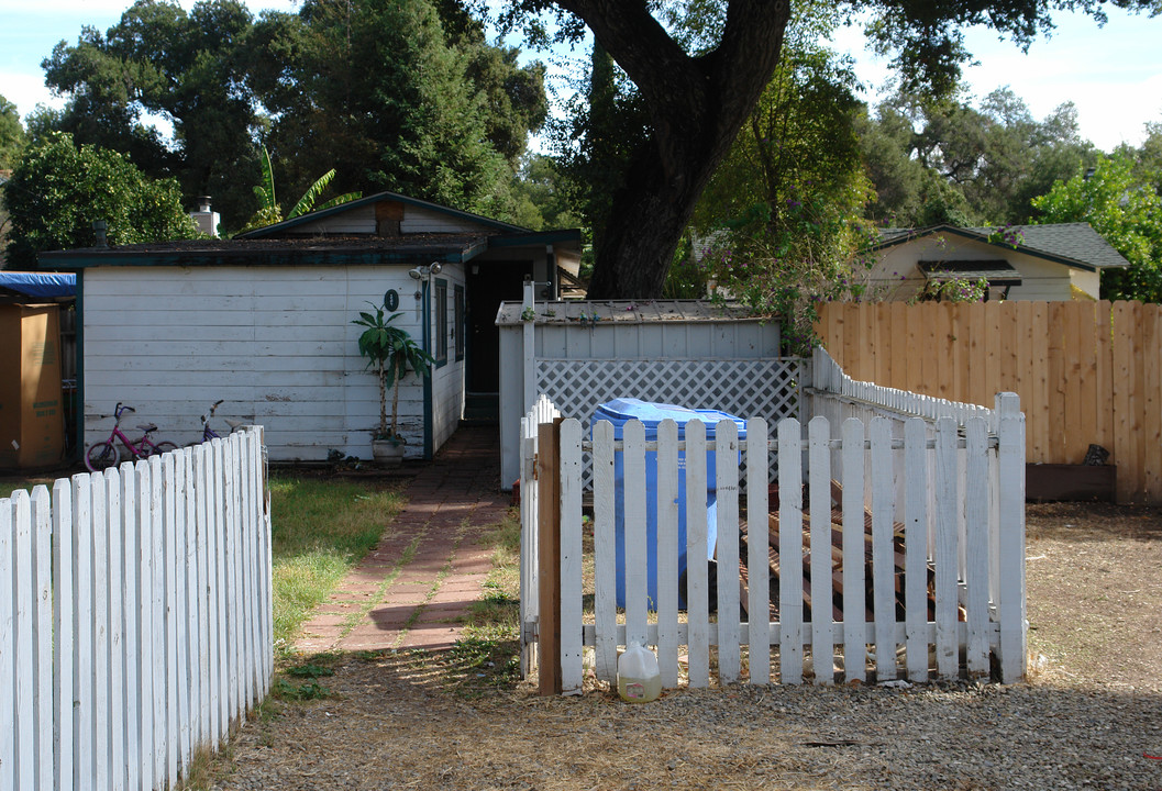 118-124 N Poli Ave in Ojai, CA - Building Photo