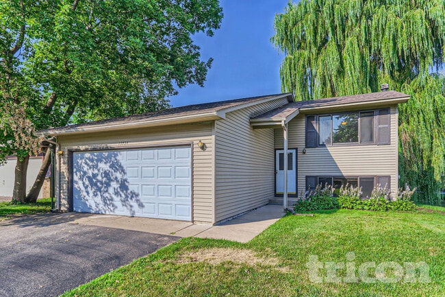 13734 Glenhurst Ln in Savage, MN - Building Photo - Building Photo