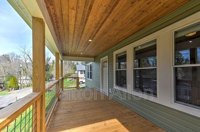 17 Sycamore St in Asheville, NC - Building Photo - Building Photo