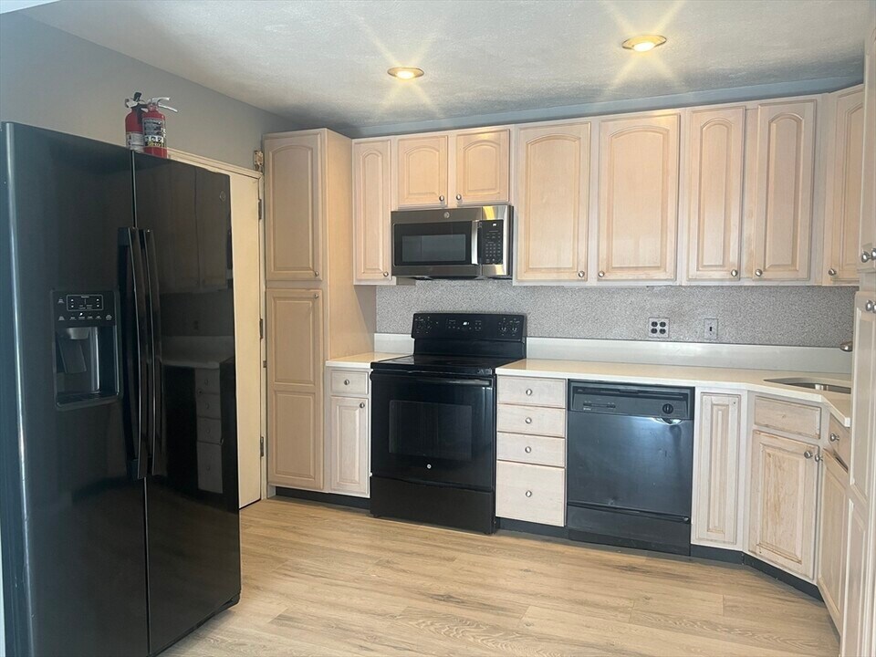 222 Winthrop Shore Dr in Winthrop, MA - Building Photo