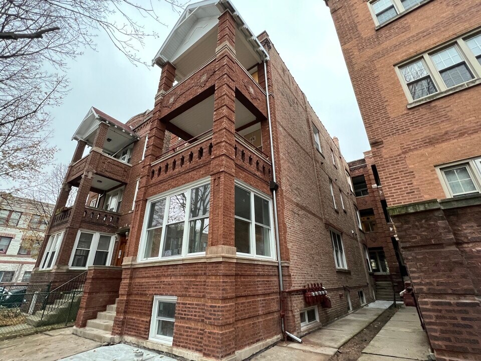 2205 W Iowa St in Chicago, IL - Building Photo