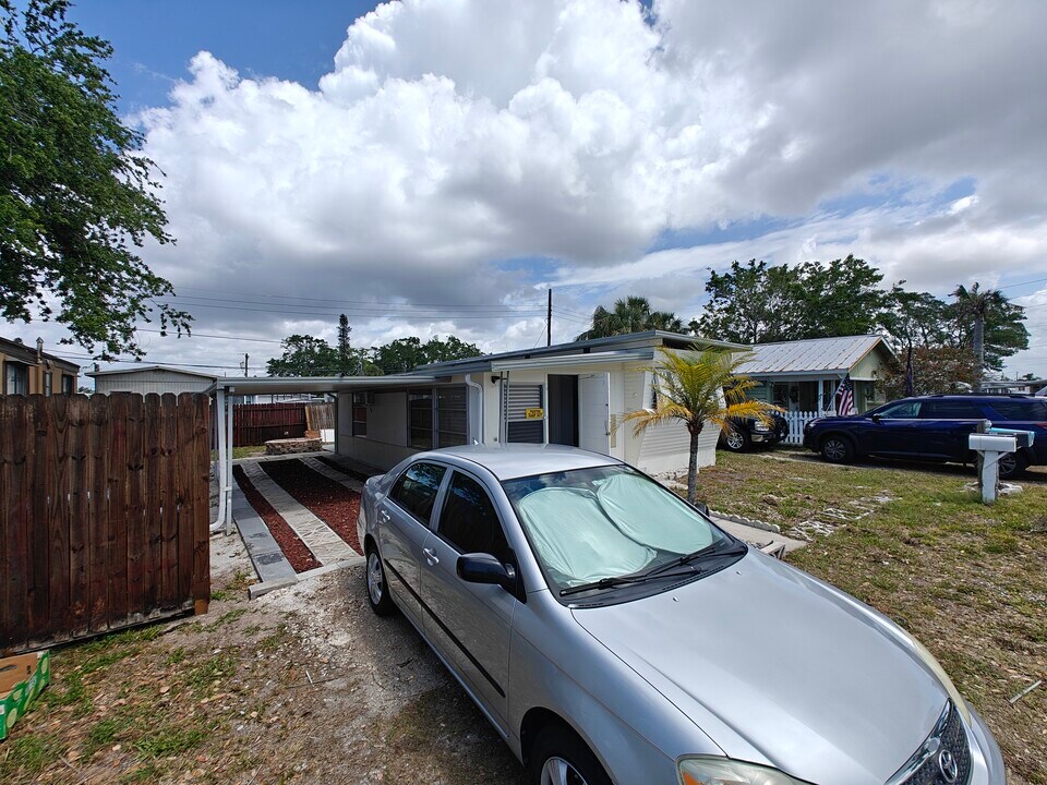 909 51st Ave Dr W in Bradenton, FL - Building Photo