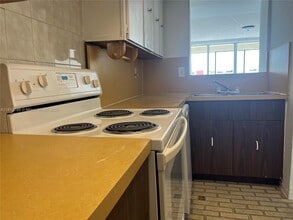 9210 Fontainebleau Blvd in Miami, FL - Building Photo - Building Photo