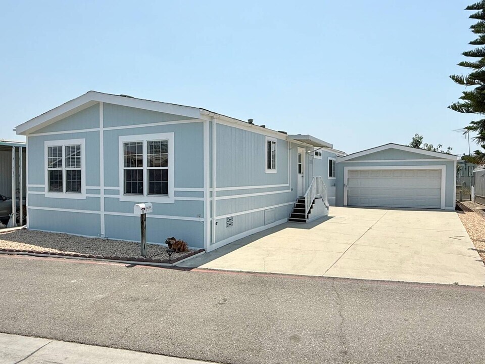 4 Magnolia Via in Fullerton, CA - Building Photo