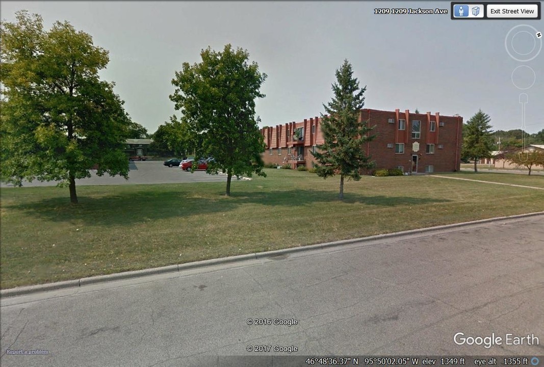 Jackson Apartments in Detroit Lakes, MN - Building Photo