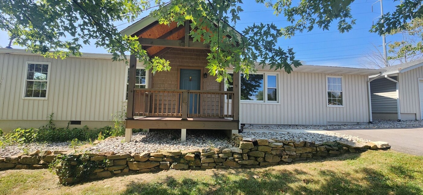 330 Hillcrest Dr in Crossville, TN - Building Photo