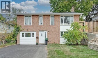 16 Upper Canada Dr in Waterloo, ON - Building Photo