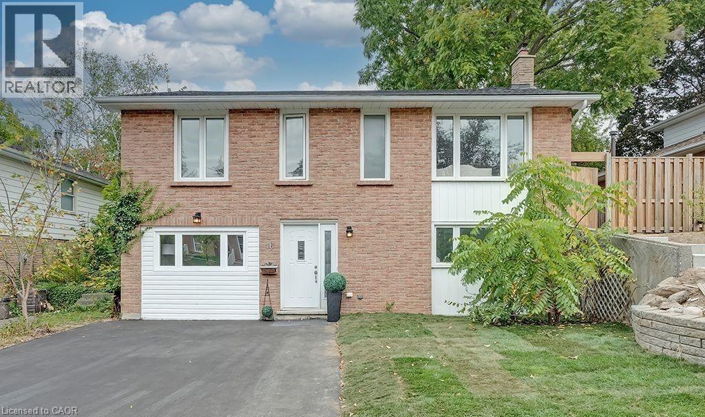 16 Upper Canada Dr in Waterloo, ON - Building Photo