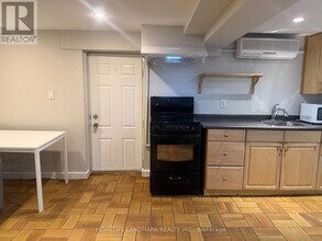 4 Sully Crescent in Toronto, ON - Building Photo - Building Photo