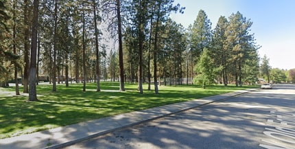 6918 N Old Fort Dr in Spokane, WA - Foto de edificio - Building Photo