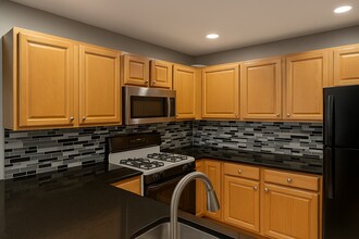 512 W 12 Mile Rd, Unit Apartment 1 in Royal Oak, MI - Building Photo - Building Photo