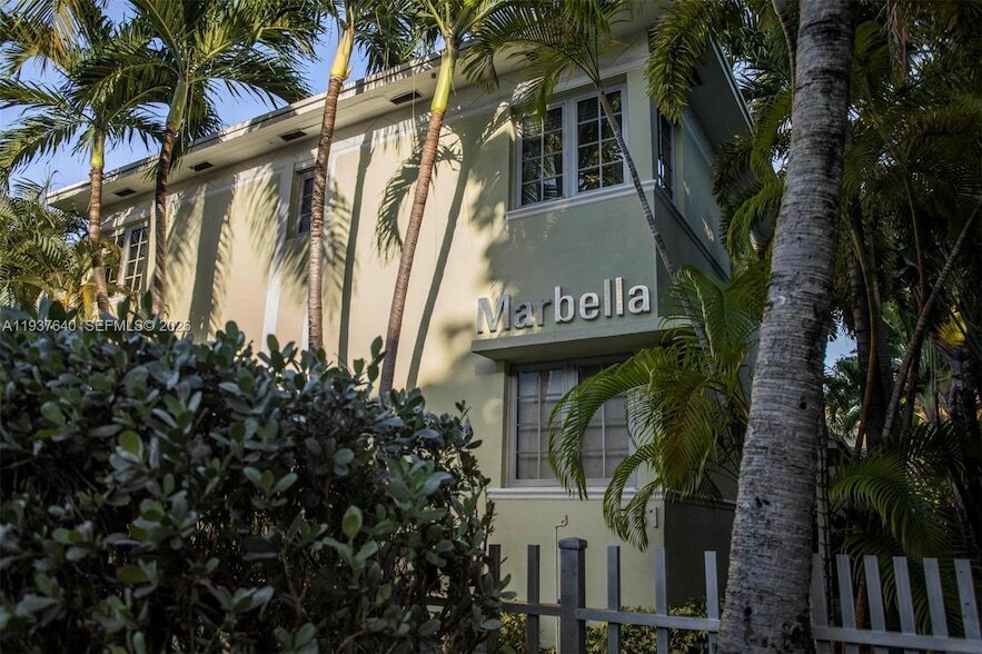 1561 Lenox Ave. in Miami Beach, FL - Foto de edificio
