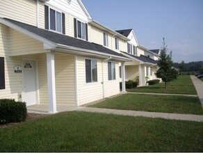 Berry Bush Village in Bangor, MI - Foto de edificio - Building Photo