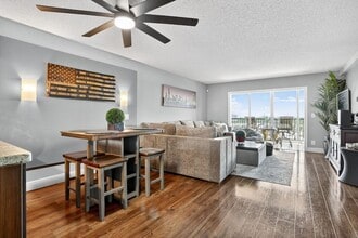 2202 S Cypress Bend Dr, Unit 906 in Pompano Beach, FL - Foto de edificio - Building Photo