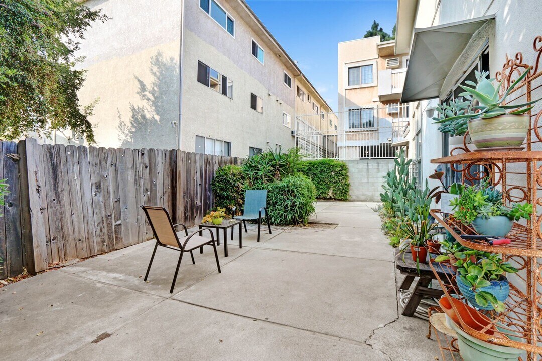 9809 Tabor St in Los Angeles, CA - Building Photo
