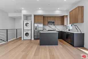 4714 W 17th St in Los Angeles, CA - Building Photo