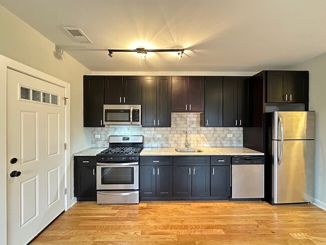 2208 W Eastwood Ave in Chicago, IL - Building Photo - Building Photo