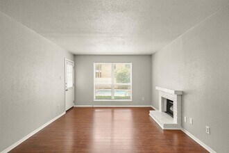 2110 Wilcrest Dr in Houston, TX - Building Photo - Building Photo