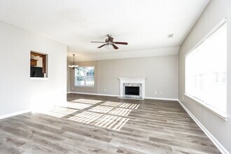 321 Lake Forest Dr in La Vergne, TN - Building Photo - Building Photo