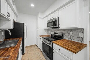 2625 E Indian School Rd in Phoenix, AZ - Building Photo