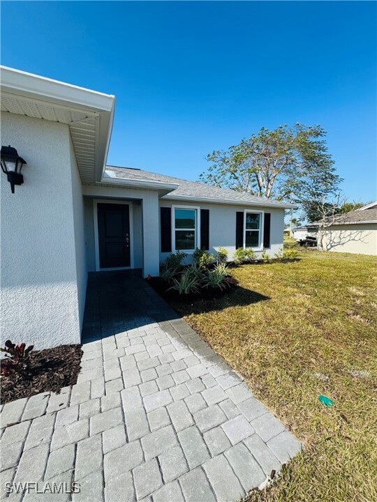 1820 NE 7th Pl in Cape Coral, FL - Building Photo