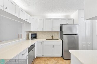 5300 NE 24th Terrace in Fort Lauderdale, FL - Building Photo - Building Photo