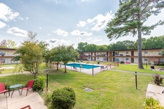 Courtyard Off the Square Apartments in Collierville, TN - Foto de edificio - Building Photo