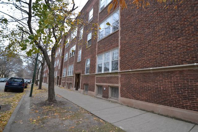 1917 W Winnemac Ave, Unit 2 in Chicago, IL - Building Photo